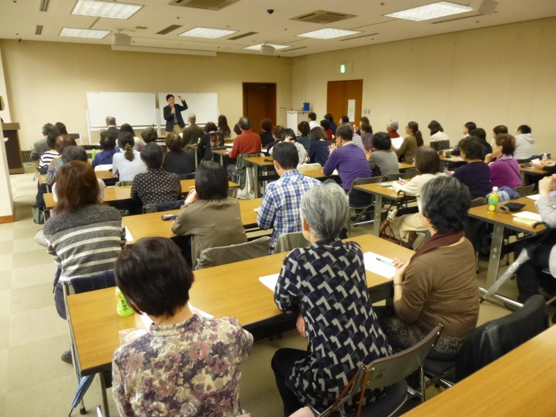 会場の様子。たくさんの参加者。教室後方から