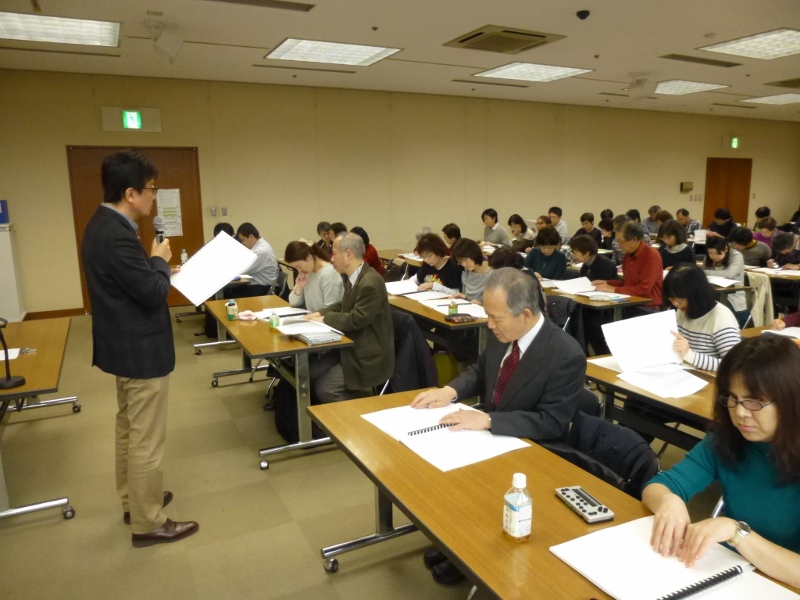 会場の様子。たくさんの参加者。教室前方から